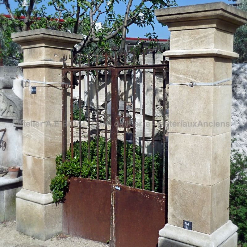 Pillars in stone carving carefully made by the stone-mason of our Vaucluse workshop