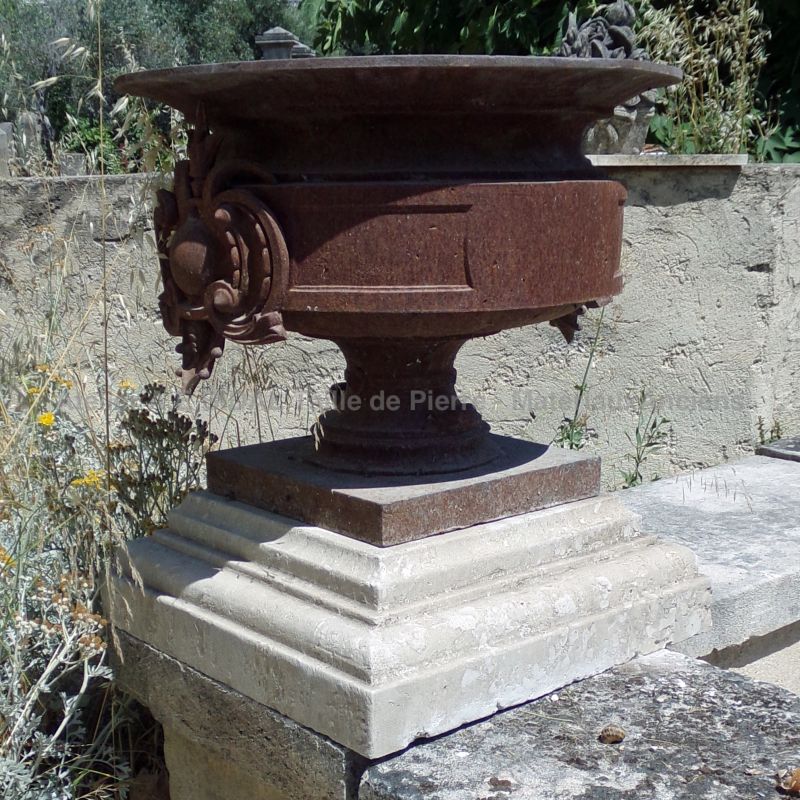 Molded pedestal in stone - Atelier Alain BIDAL (Provence)