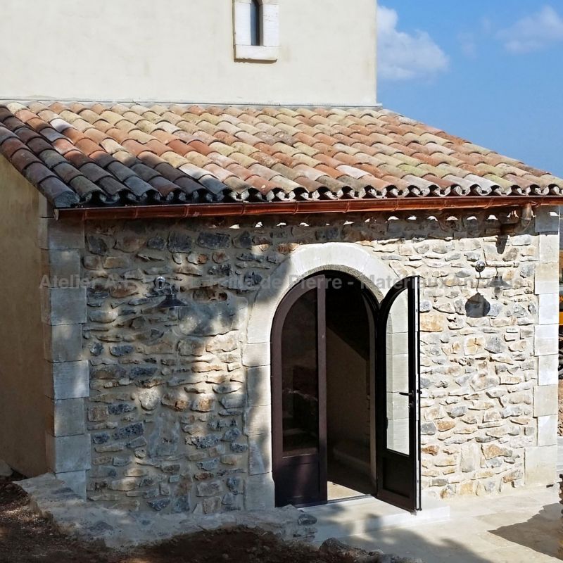 Fabrication artisanale soignée de tous vos encadrements de portes et fenêtres en pierre naturelle française de qualité.