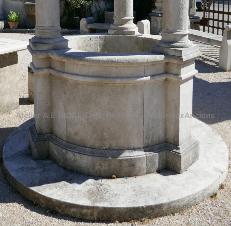 Majestueux puits en pierre - Objet de décoration massif en pierre de taille pour l'extérieur.