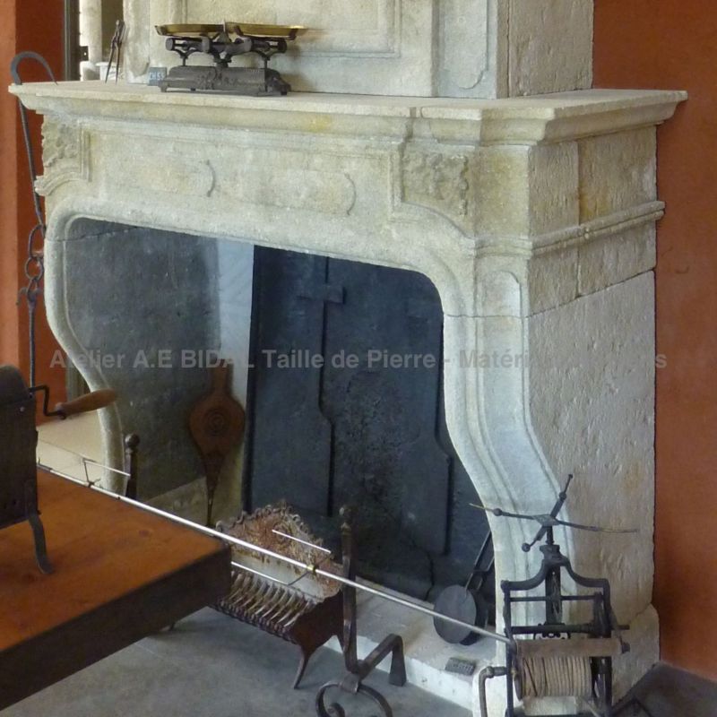 Majestueuse cheminée de style Louis XIV à découvrir dans le Vaucluse - Atelier Alain BIDAL (Provence)