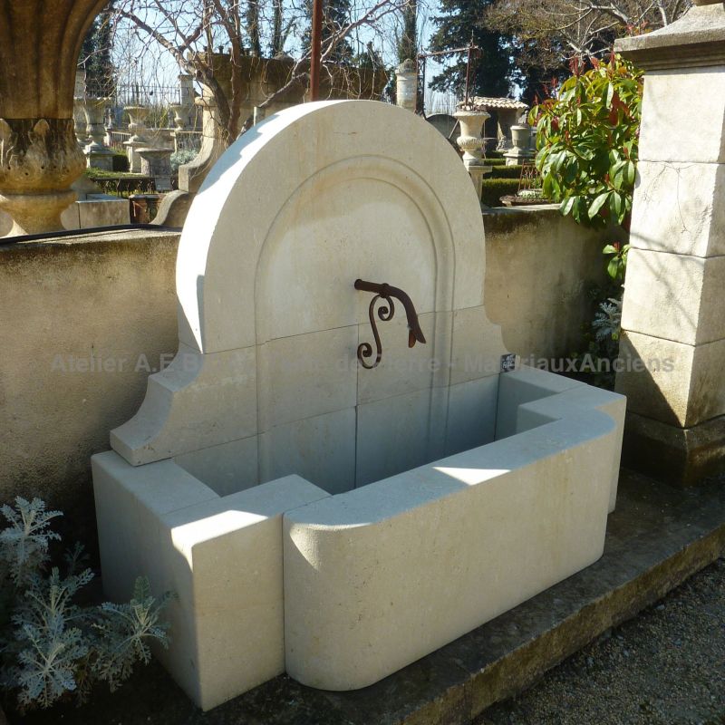 Stone fountain for the decoration of the garden - Element of decoration by the stonemason in Provence Alain Bidal.