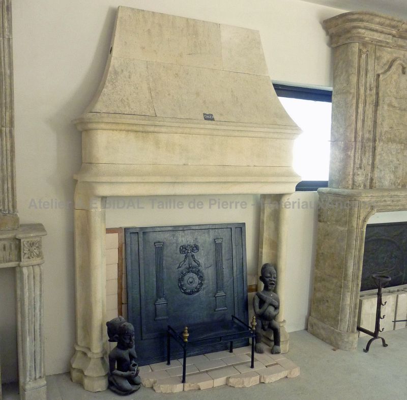 Cheminée gothique de réalisation artisanale en pierre taillée - Atelier Alain BIDAL (Provence)