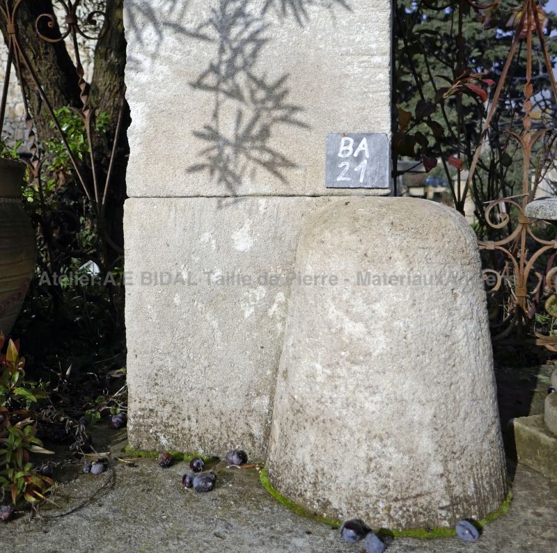 Décoration du jardin: petits piliers en pierre naturelle