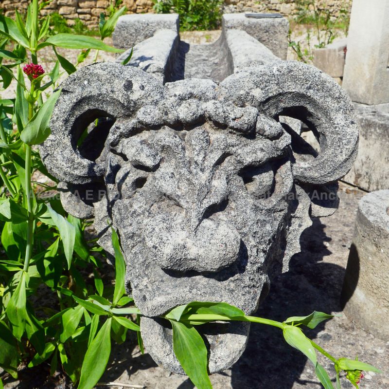 Gargoyle in carved weathered limestone : beautiful hand-crafted sculpture from Atelier Alain BIDAL, Provence