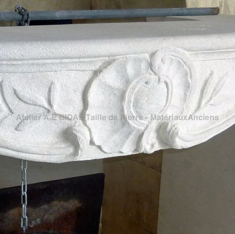 Cheminée de style Louis XV, la cheminée d'époque revisitée par les tailleurs de pierre de l'atelier Bidal.