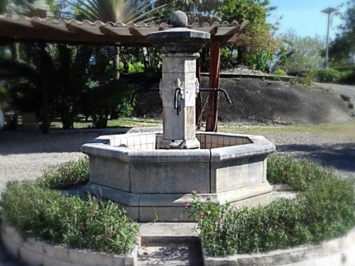 Hand-made Provencal stone fountains | Octagonal stone fountain made by Alain Bidal workshop in Provence.