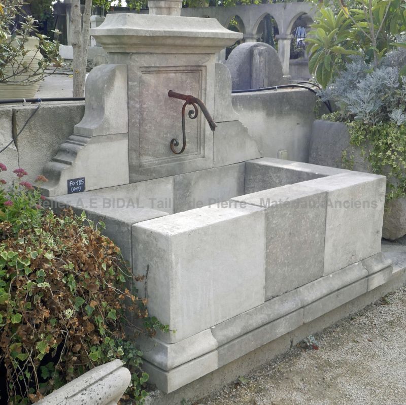 Small garden fountain crafted in Provence by our stonemason of the Atelier Alain BIDAL.