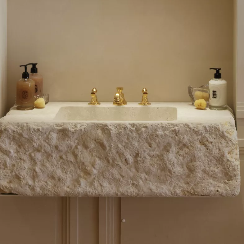 Customized sinks hand-carved in natural French limestone by the artisan stone cutter Alain BIDAL