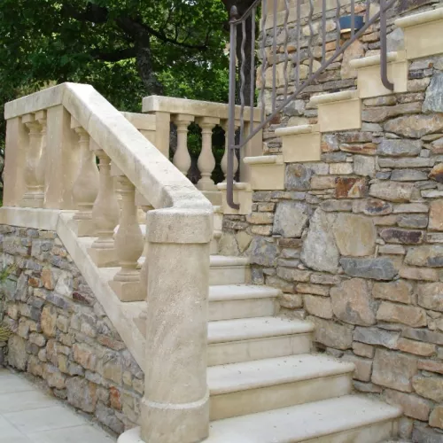 Bel exemple d'escaliers en pierre de taille naturelle.