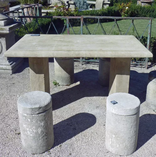 Petite table en pierre de forme rectangulaire pouvant éventuellement faire office de bureau.
