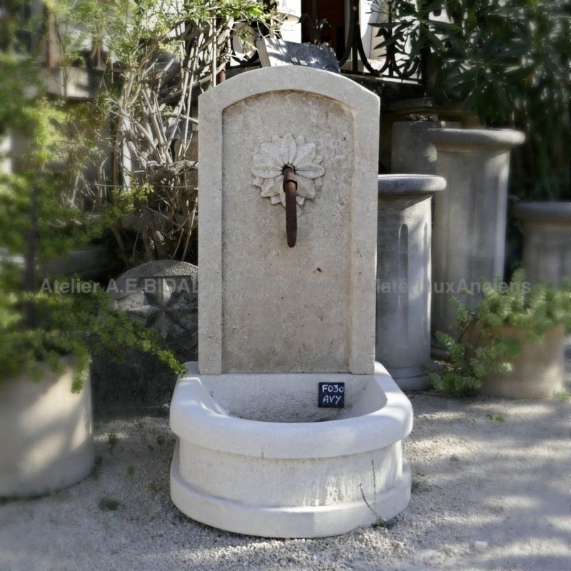 Small and cheap fountain in limestone from the Alain Bidal Workshop in Provence