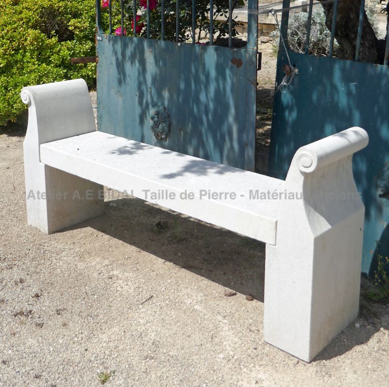 Banc en pierre d'Avy pour jardin - Atelier de taille de pierre Alain BIDAL, Provence.