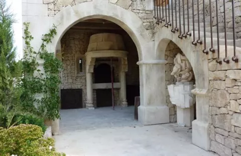 Fabrication artisanale de voute en pierre de taille.