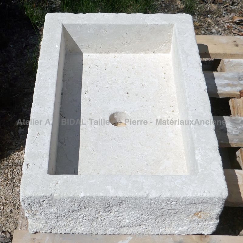 Petit évier en pierre comme mobilier de cuisine ou vasque de salle de bain par Atelier Alain BIDAL