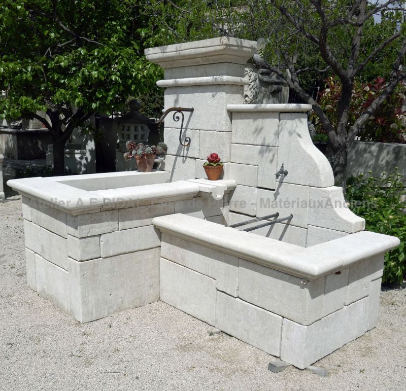 Fontaine de jardin pensée et construite par un artisan tailleur de pierre du Vaucluse.