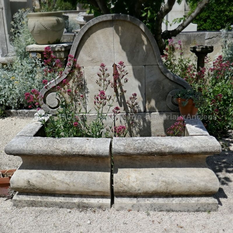 Garden wall fountain in natural limestone carved with a "Gendarme's hat" - Atelier Alain BIDAL (Provence)