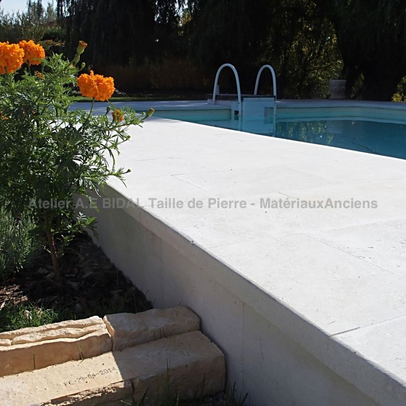 Réalisation de margelle en pierre naturelle pour piscine par le tailleur de pierre Alain BIDAL