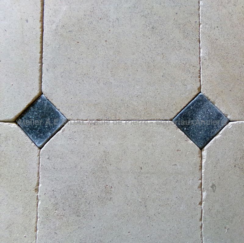 Dallage en pierre : Fontenay claire avec cabochons - Finition Antique (Bourgogne Franche-Comté)