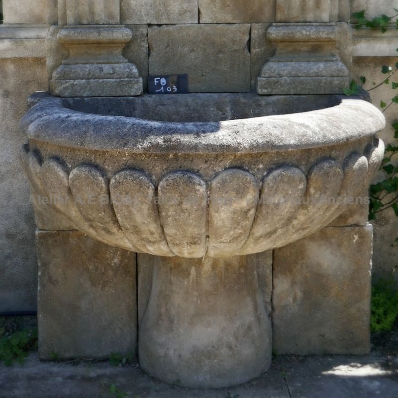 Detail of the sculpted gadronned bowl on our stone garden fountain | Sale of fountains and basins in stone at Atelier Alain Bidal in Provence.