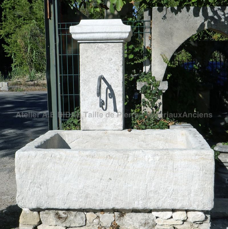 Fabrication artisanale de fontaines de jardin en pierre calcaire : Atelier Alain Bidal - Provence.