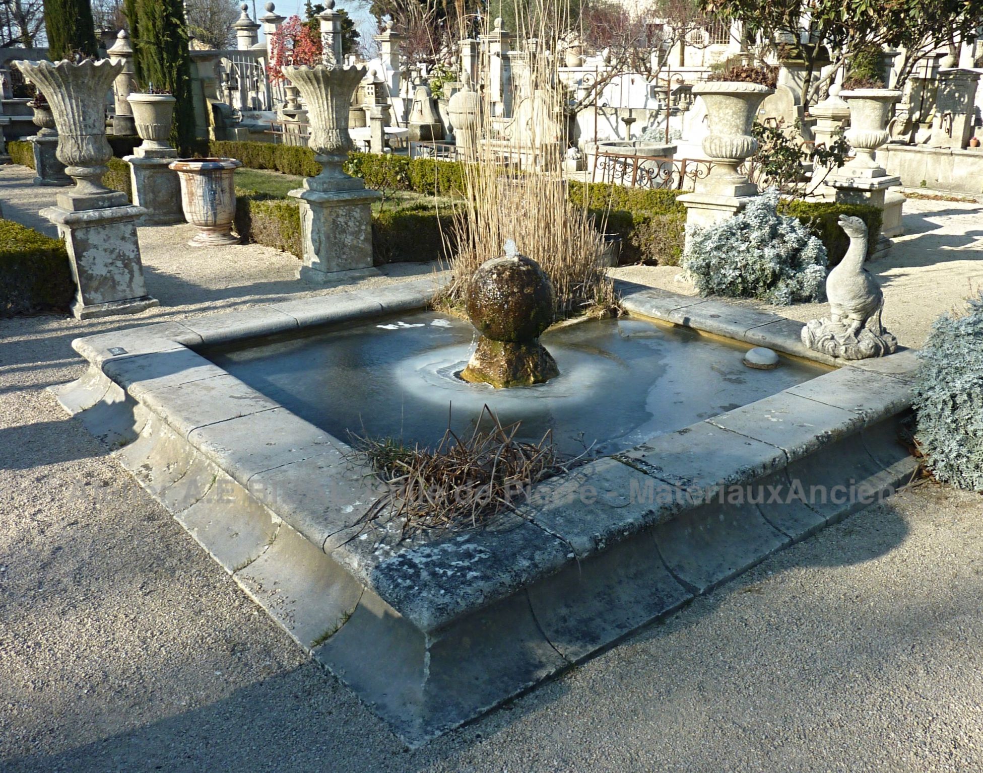 Winter settles also in Provence and sublimes our aquatic pool in natural frost-resistant limestone.