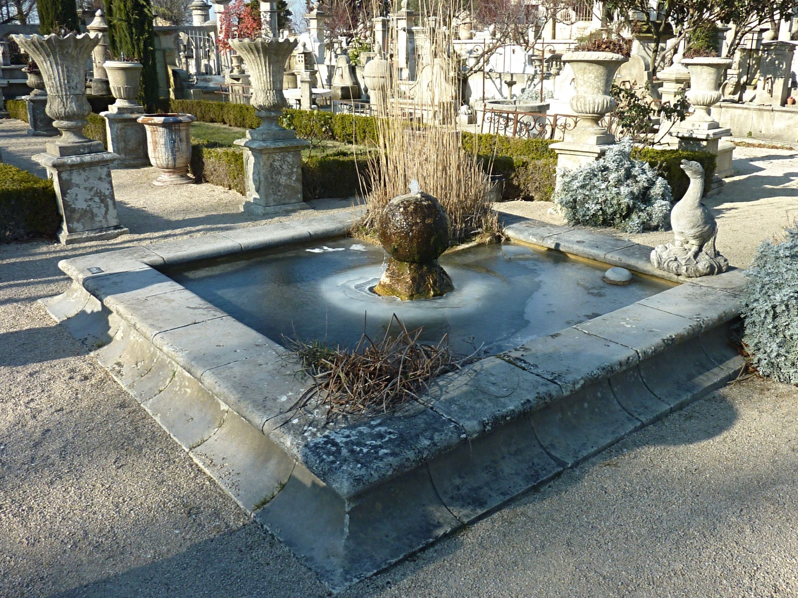 Winter settles also in Provence and sublimes our aquatic pool in natural frost-resistant limestone.