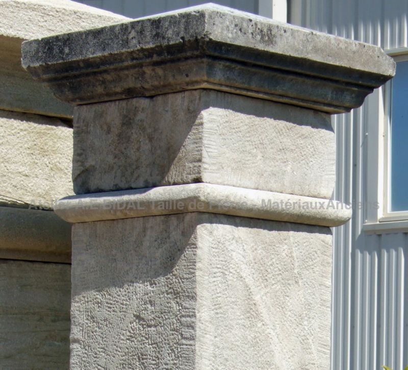 Detail of the pointy and molded capital on our stone pillar - Atelier Alain BIDAL.