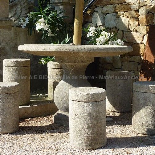 Mobilier d'extérieur aux accents provençaux : table en pierre d'extérieur - Atelier Alain BIDAL (Provence)