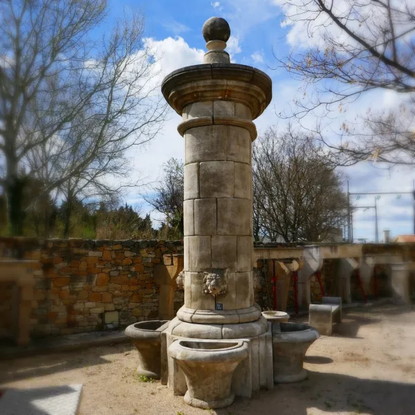 Fontaine de jardin de grand format - une fontaine en pierre exceptionnelle de l'atelier Alain BIDAL (Provence)