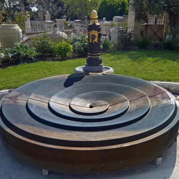 Fontaine moderne en pierre de Bourgogne | Fontaine centrale pour jardin réalisée en taille de pierre par les artisans de l'Atelier Bidal.