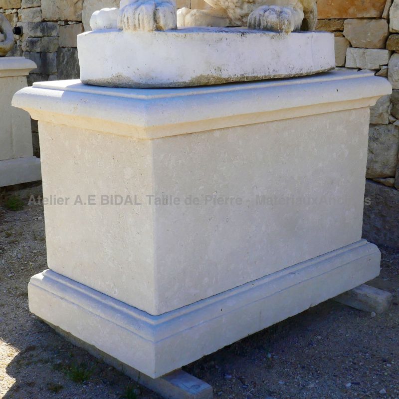 Grands socles en pierre destinés à accueillir des statues de lions - Atelier Alain BIDAL (Provence)