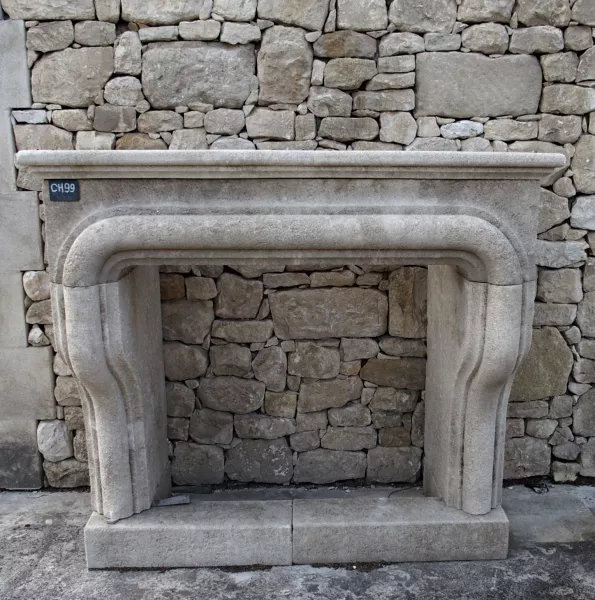 Très belle cheminée en pierre pour intérieur présentée sur cette photo sur une façade en pierre naturelle.