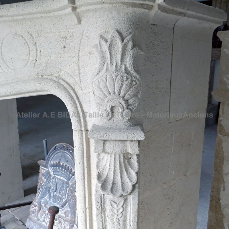 Cheminée de style Régence en pierre d'Estaillades par le tailleur de pierre Alain BIDAL