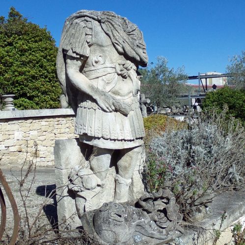Belle sculpture en pierre taillée - statue décorative en pierre représentant un empereur romain par Bidal taille de pierre.