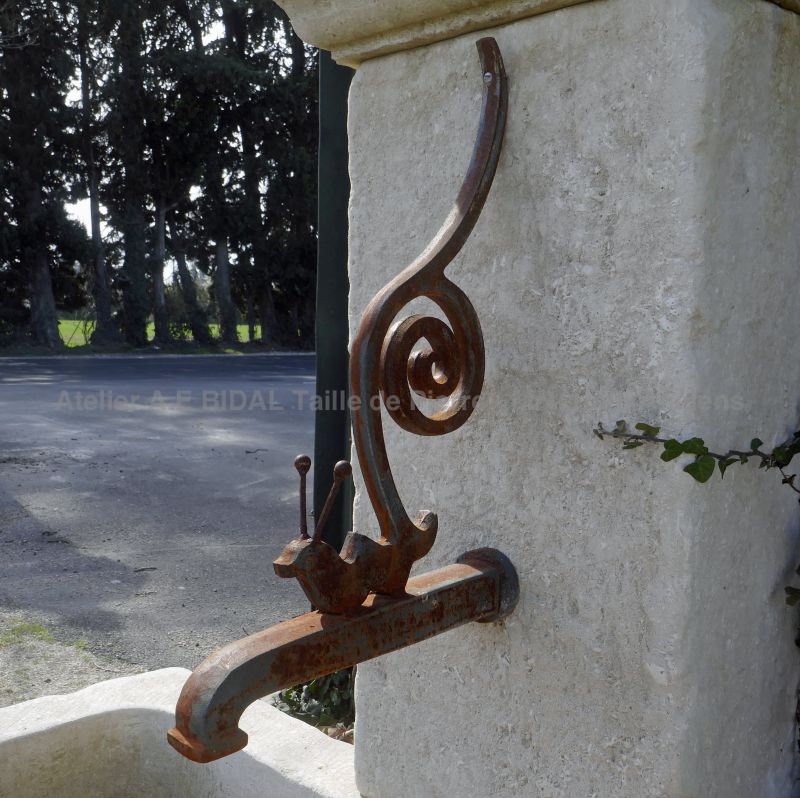 Originale sortie d'eau en fonte pour fontaine de jardin en pierre - Atelier Alain BIDAL (Provence)