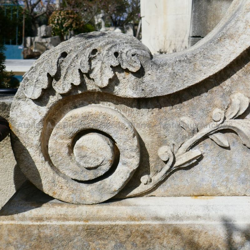 Fontaine renaissance en pierre de taille signée Alain Bidal en Provence.