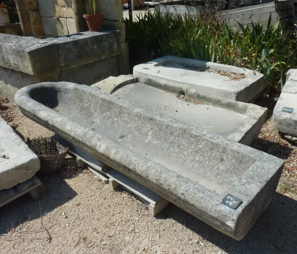 Exceptional sink in carved limestone by the stone cutter Alain BIDAL, Provence