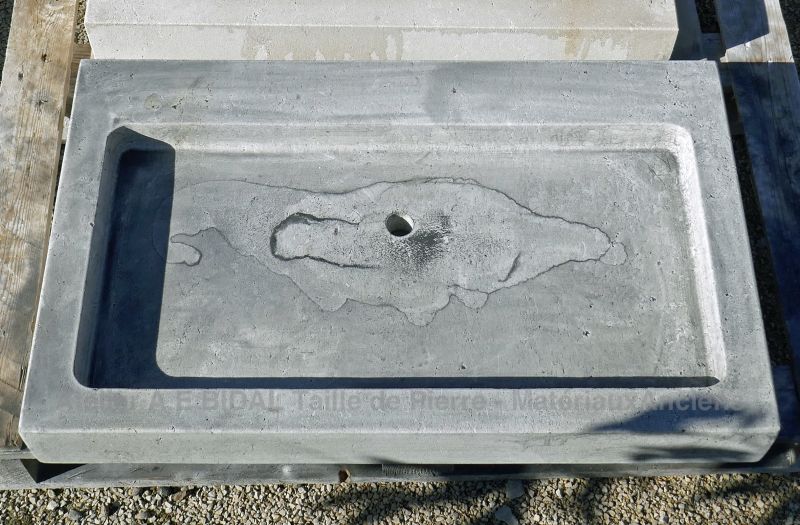 Fabrication artisanale d'éviers pour cuisine en pierre calcaire : Atelier Alain Bidal - Provence.
