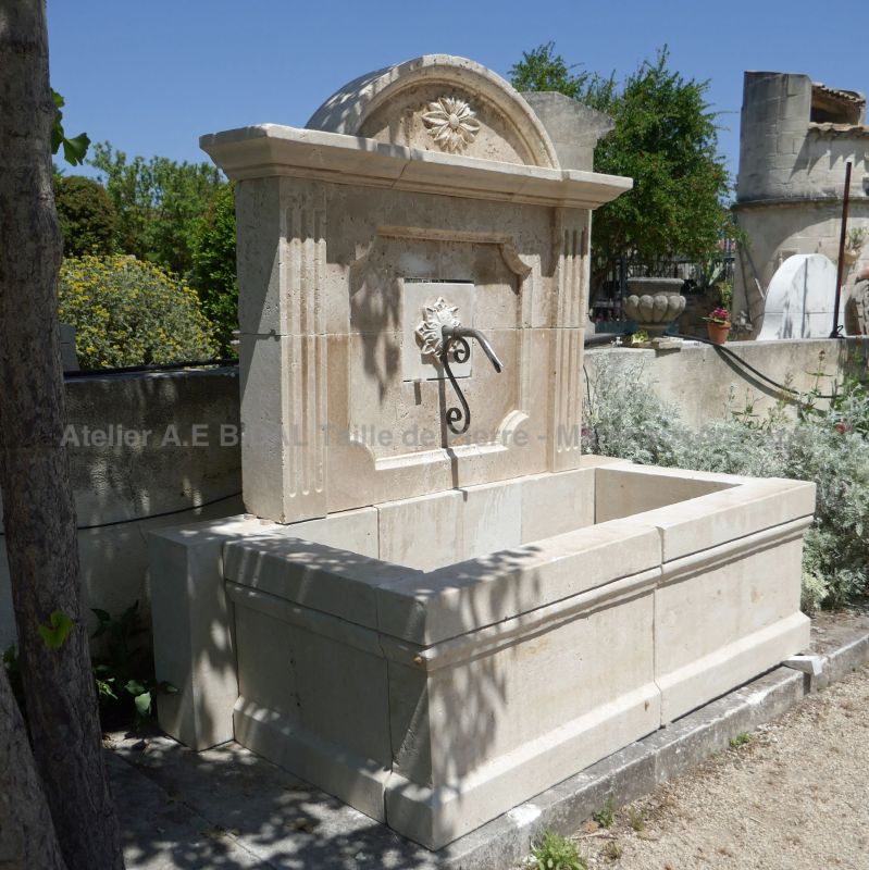 Large fontaine pour jardin en pierre avec sculptures par Atelier Alain BIDAL - Provence.