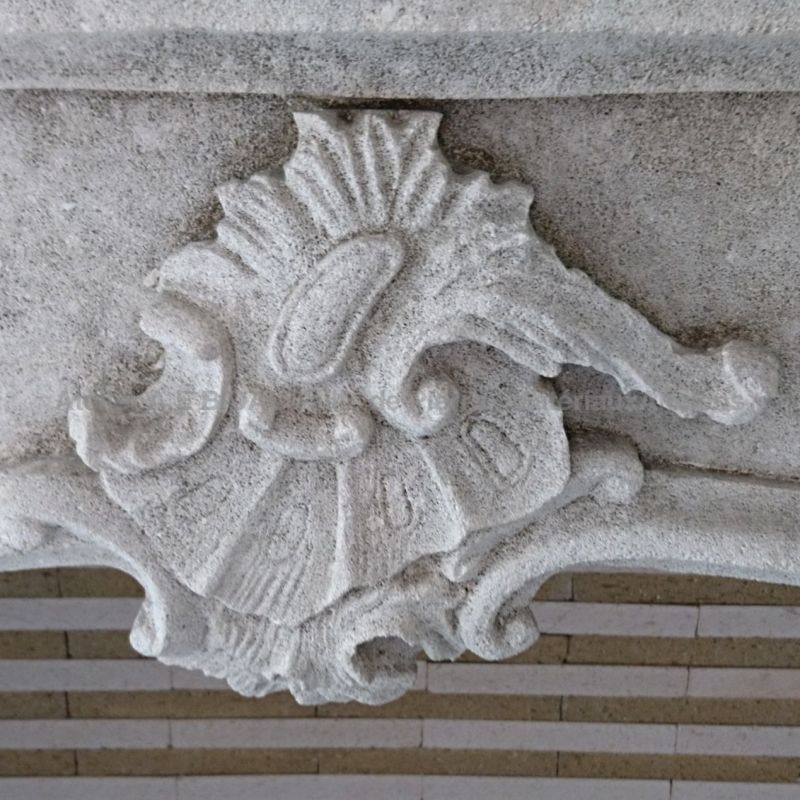 Cheminée de style transition - Cheminée à trumeau en pierre de taille de l'Atelier Alain BIDAL (Provence)