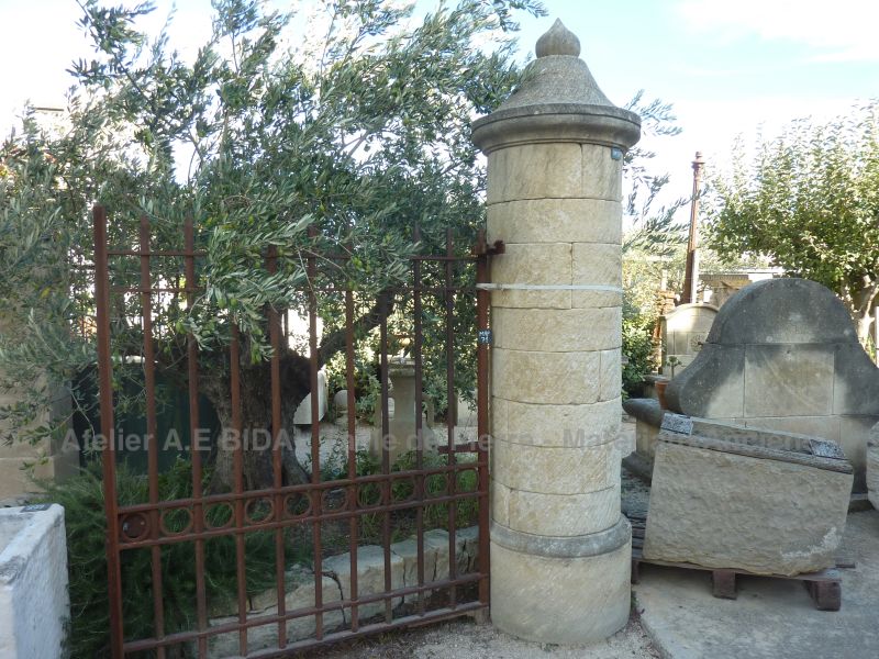 Pillars in stone carving : pillars in Estaillades stone by the Bidal workshop. 