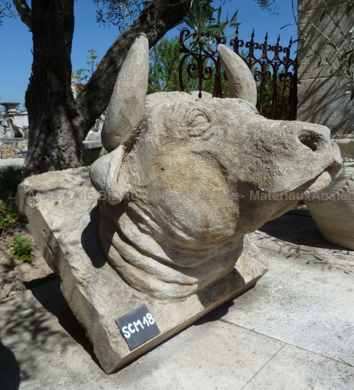 Taureau en pierre par le tailleur de pierre Alain BIDAL, Provence