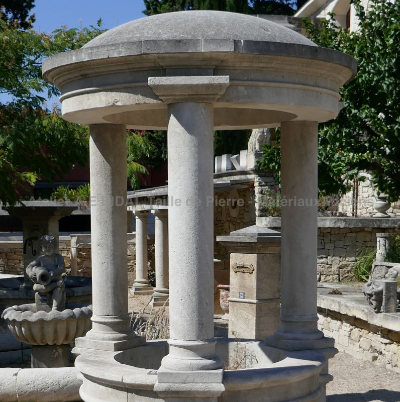 Superbe puits en pierre blanche avec toit - taille de pierre par l'artisan Bidal de l'Isle sur Sorgue.