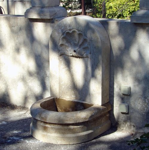 Fontaine de jardin en pierre au charme provençal - Atelier Alain BIDAL (Provence)
