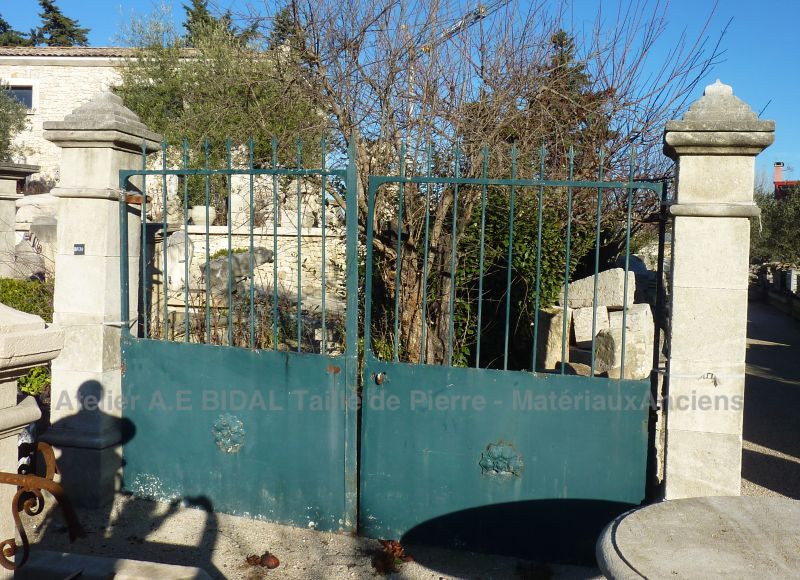 Get a nice entrance gate with a set of two pillars in natural stone from Provence.