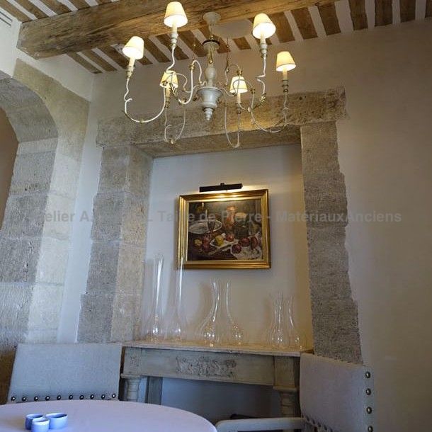 Un élément d'architecture sur mesure: l'encadrement en pierre pour portes et fenêtres.