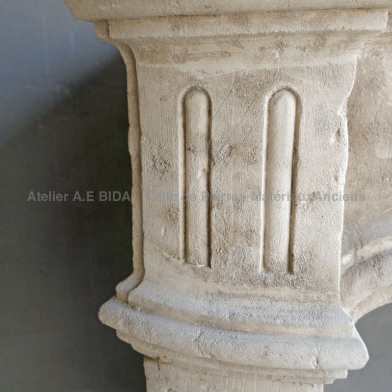 Détails des sculptures faites à la main sur notre belle cheminée Louis XIV en pierre - Atelier Alain BIDAL (Provence)