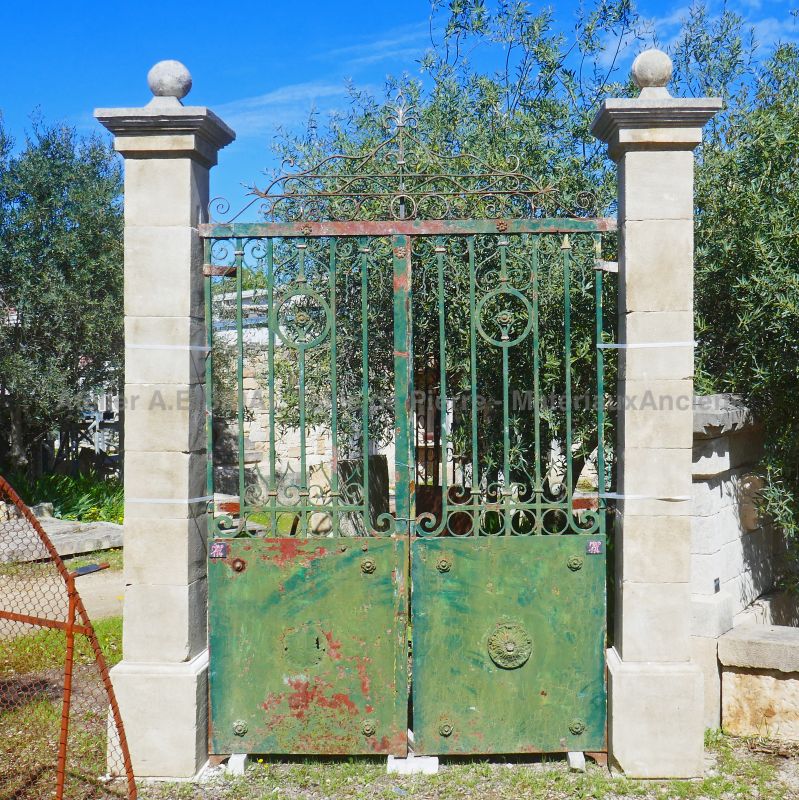 Large pillars in weathered Provence limestone - Hand-crafted by Atelier Alain BIDAL (Provence)