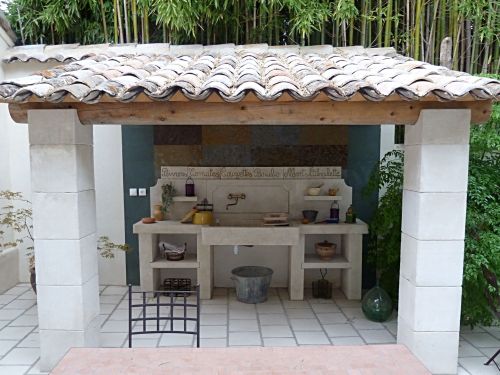 Éviers en pierre de taille, vasques en pierre de taille, cuisines en pierre de taille.